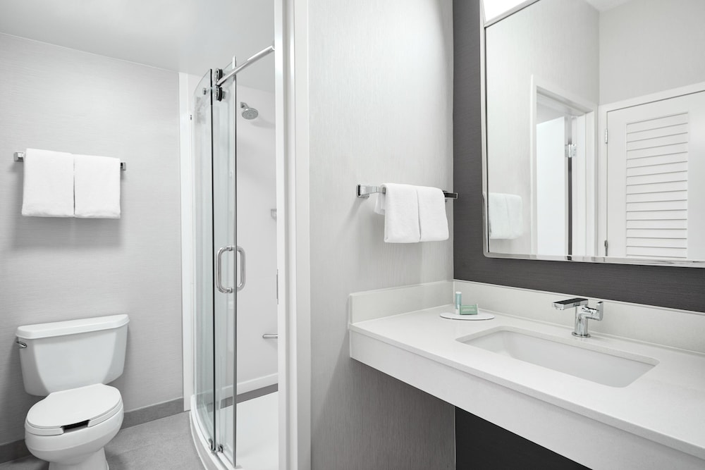Suite, 1 Bedroom, Balcony - Photo 7
