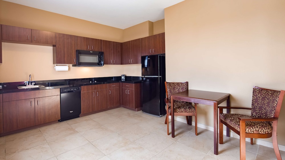 Suite, 2 Queen Beds, Non Smoking, Kitchen (Shower Only;with Sofabed) photo 2