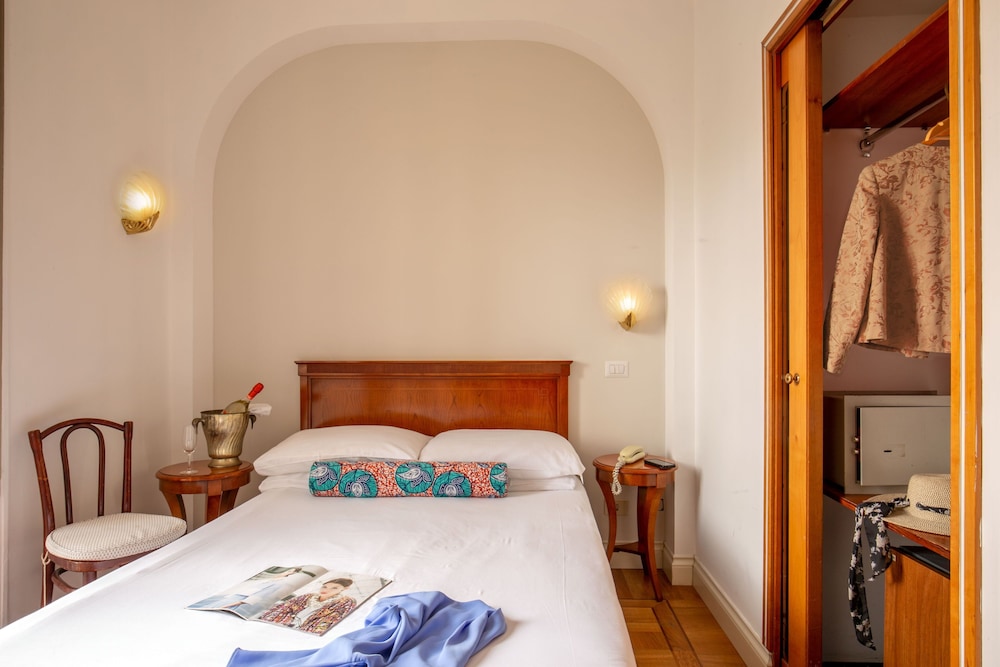 Small Room, French Bed photo 2