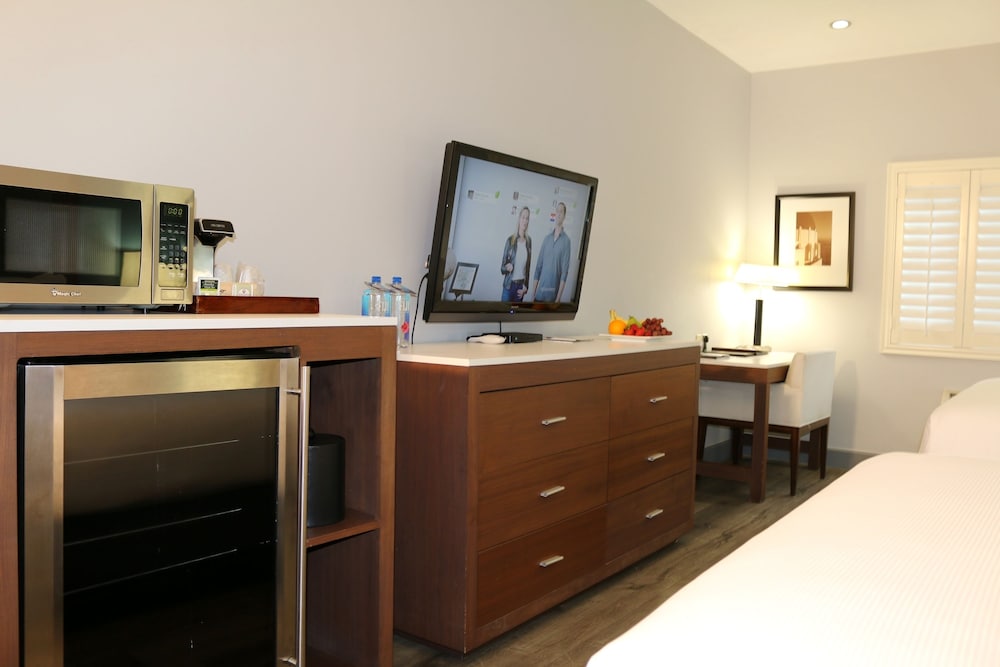 Basic Room, 2 Queen Beds, Non Smoking photo 3