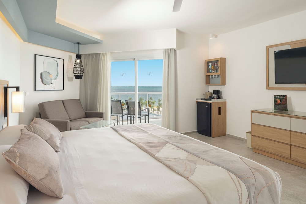 Junior Suite, Oceanfront (M)