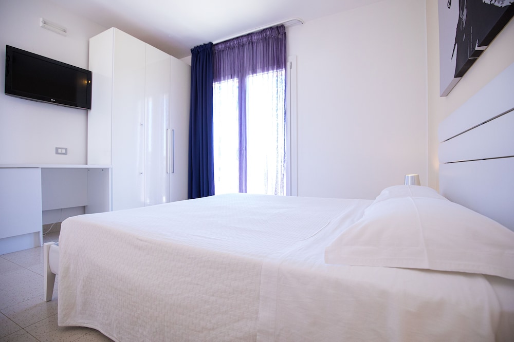 Double Room, 1 King Bed, Private Bathroom, Sea View photo 3