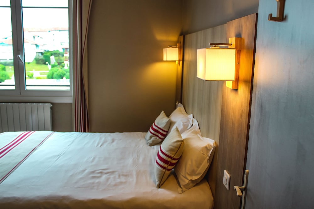 Superior Room, Bathtub, Harbor View