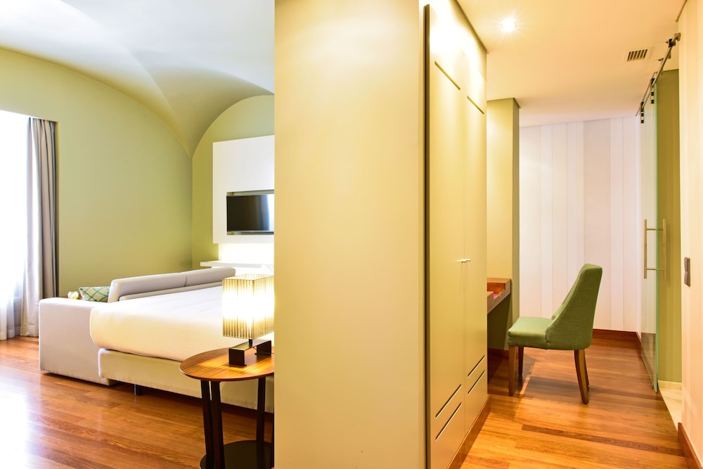 Suite (King Size Bed)