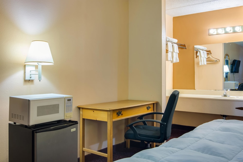 Standard Room, 1 King Bed, Non Smoking photo 3