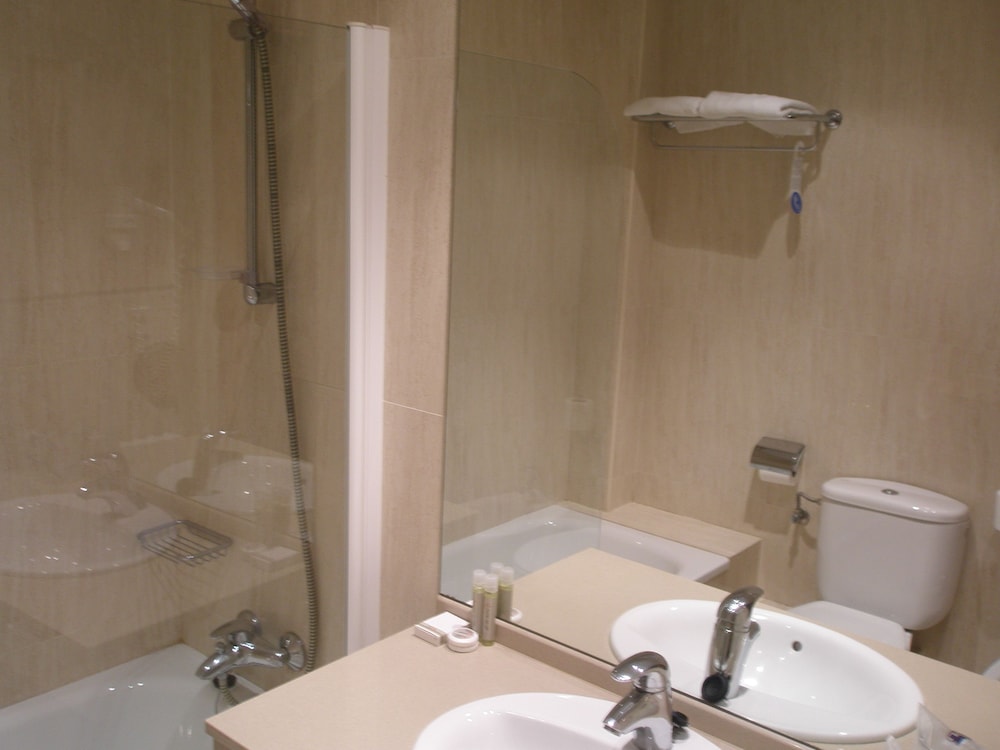 Triple Room (2 adults + 1 child) - Photo 8