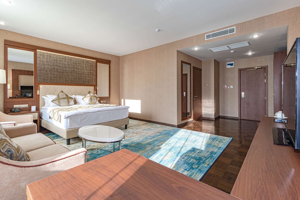 Junior Suite, 1 King Bed, Non Smoking photo 2