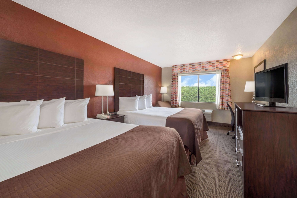 Business Suite, 2 Queen Beds, Non Smoking - Photo 2
