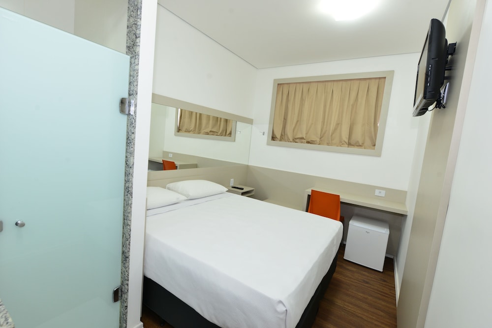 Economy Twin Room, City View photo 2