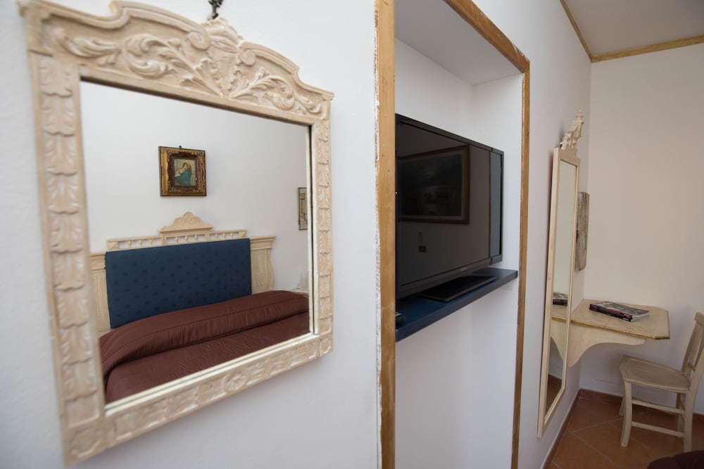 Luxury Room, Jetted Tub photo 3
