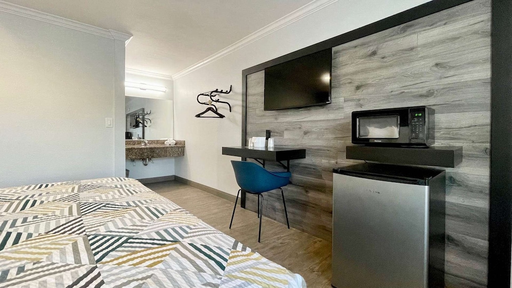 Standard Room, 1 King Bed, Non Smoking, Refrigerator & Microwave