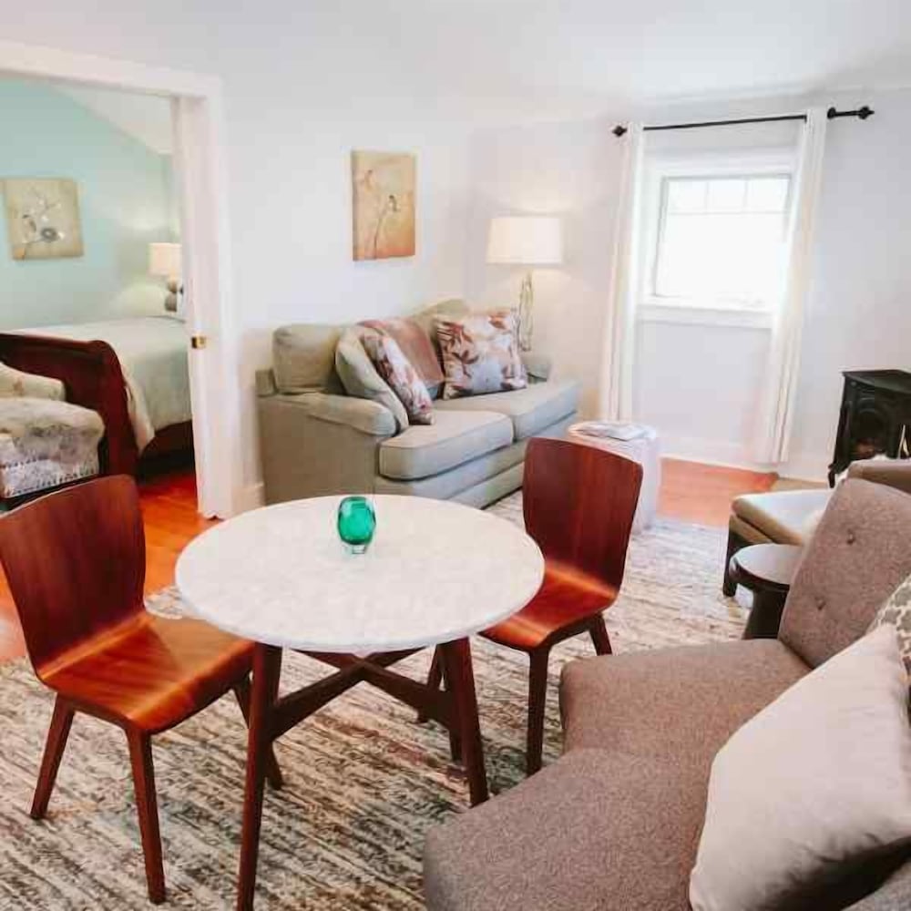 Suite, 1 Queen Bed, Jetted Tub (Beaucatcher Suite)