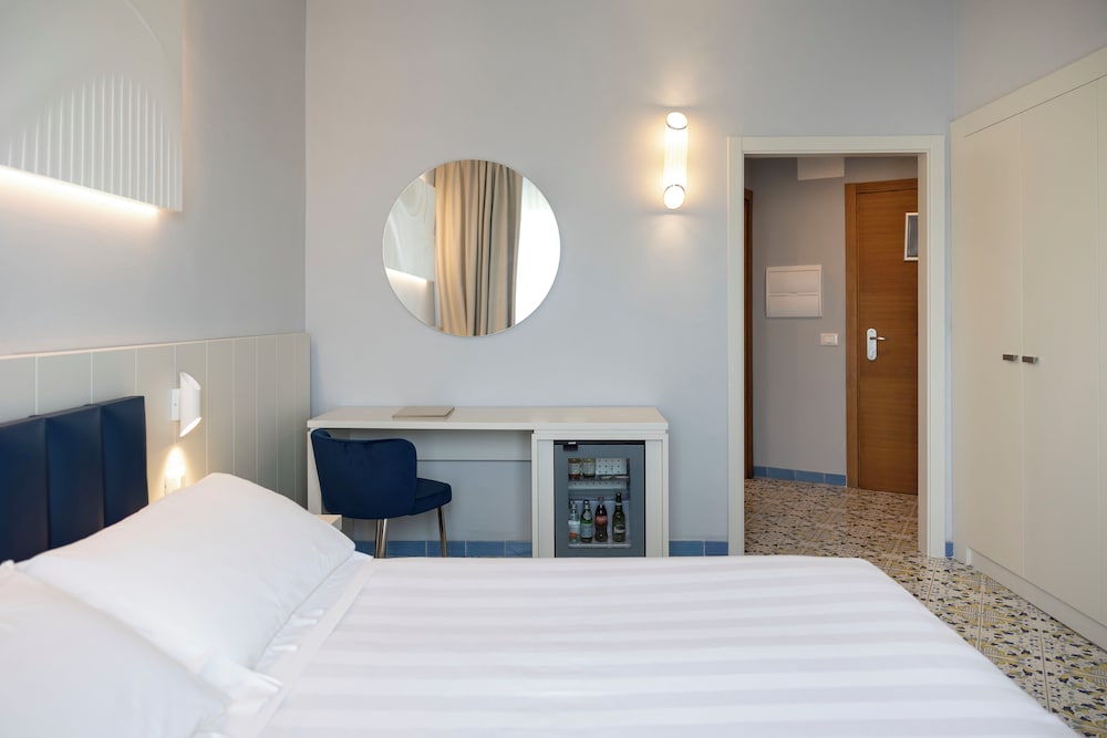 Superior Double or Twin Room, Partial Sea View photo 3
