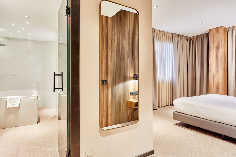 Junior Suite, Jetted Tub (Deluxe) - Photo 9