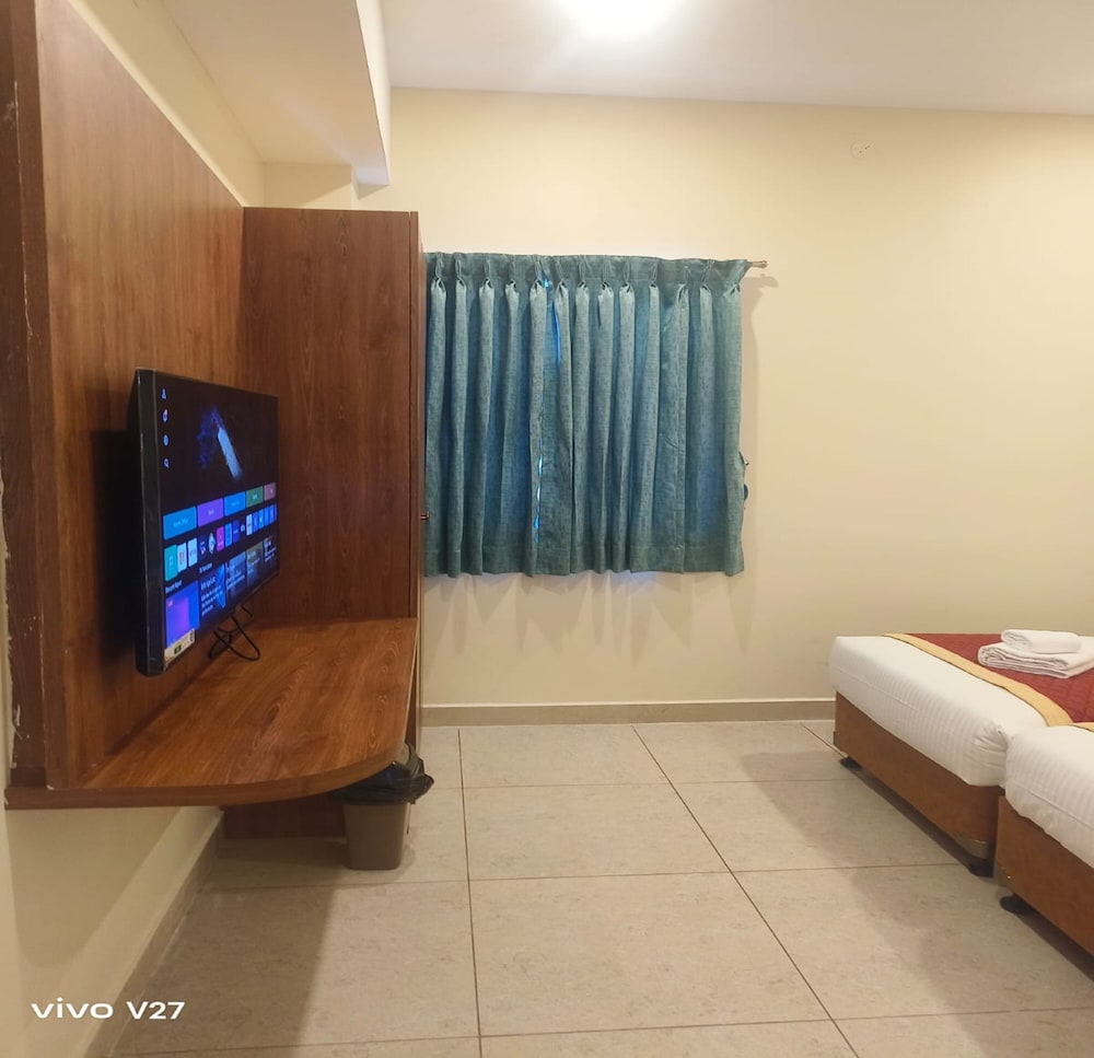Deluxe Room - Photo 12