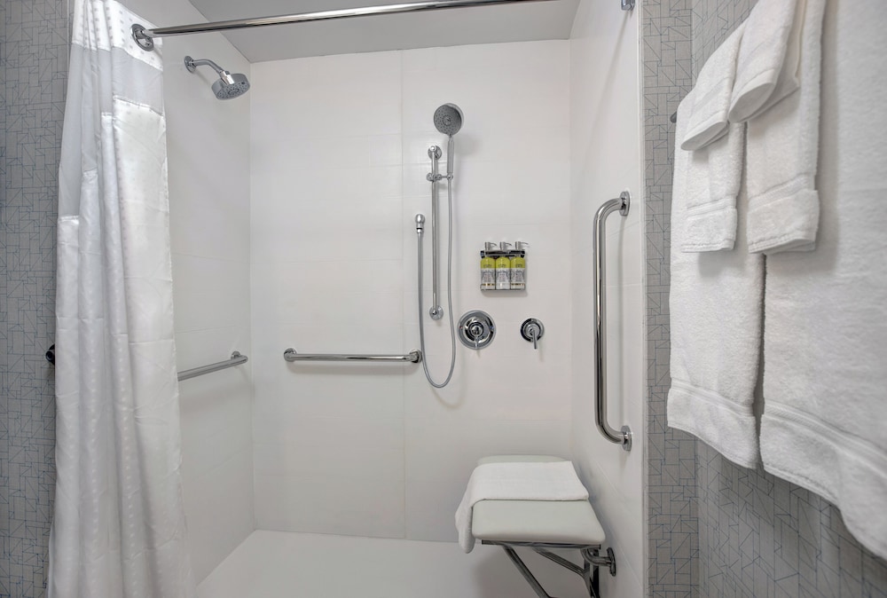 Suite, 2 Queen Beds, Accessible (Communications) - Photo 8
