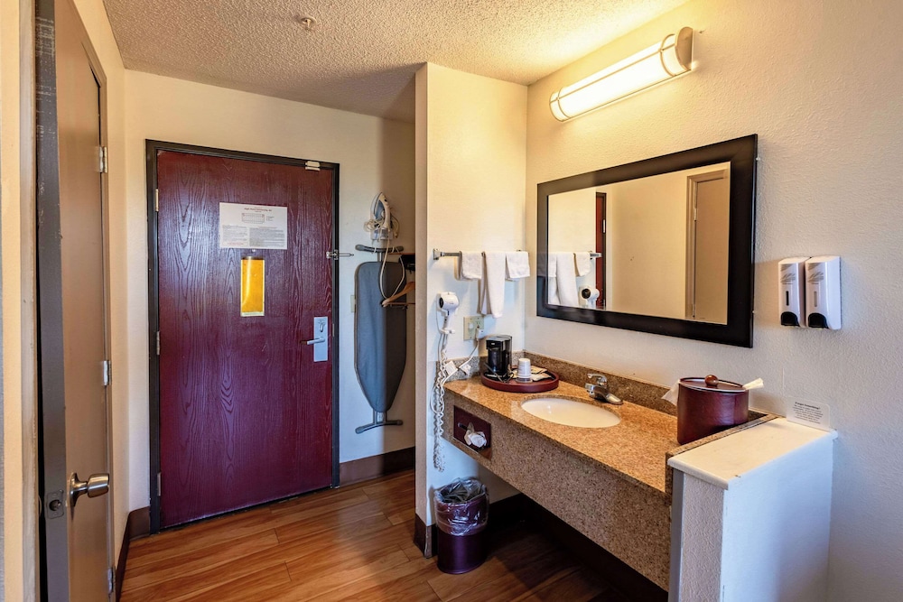 Standard Room, 1 King Bed, Non Smoking - Photo 8