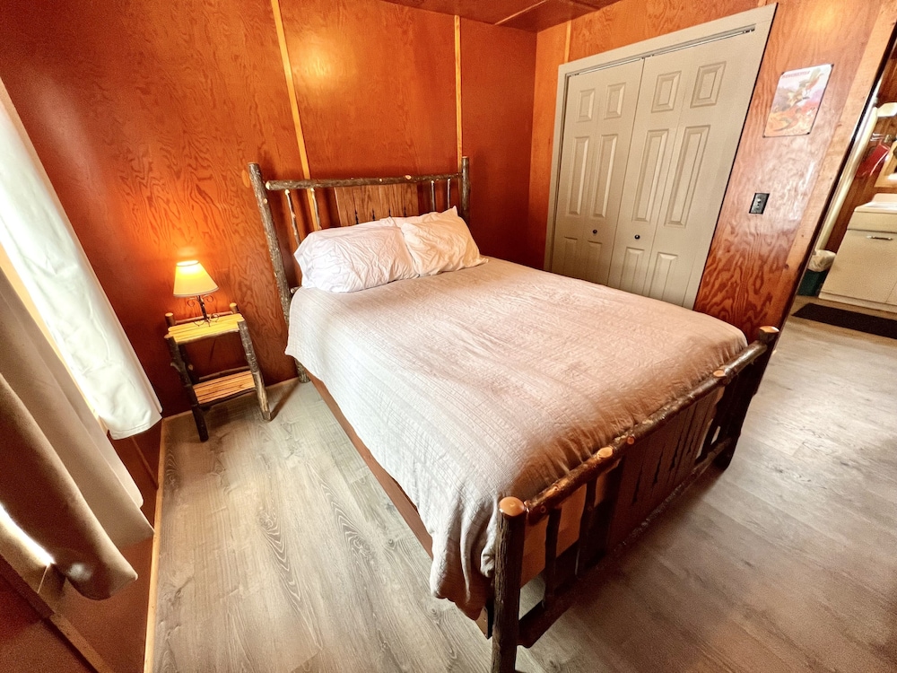 Cabin, 1 Bedroom, Lake View, Garden Area photo 1