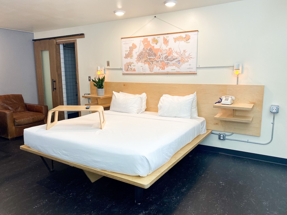 Standard Room, 1 King and 1 Twin Bunk Bed photo 2