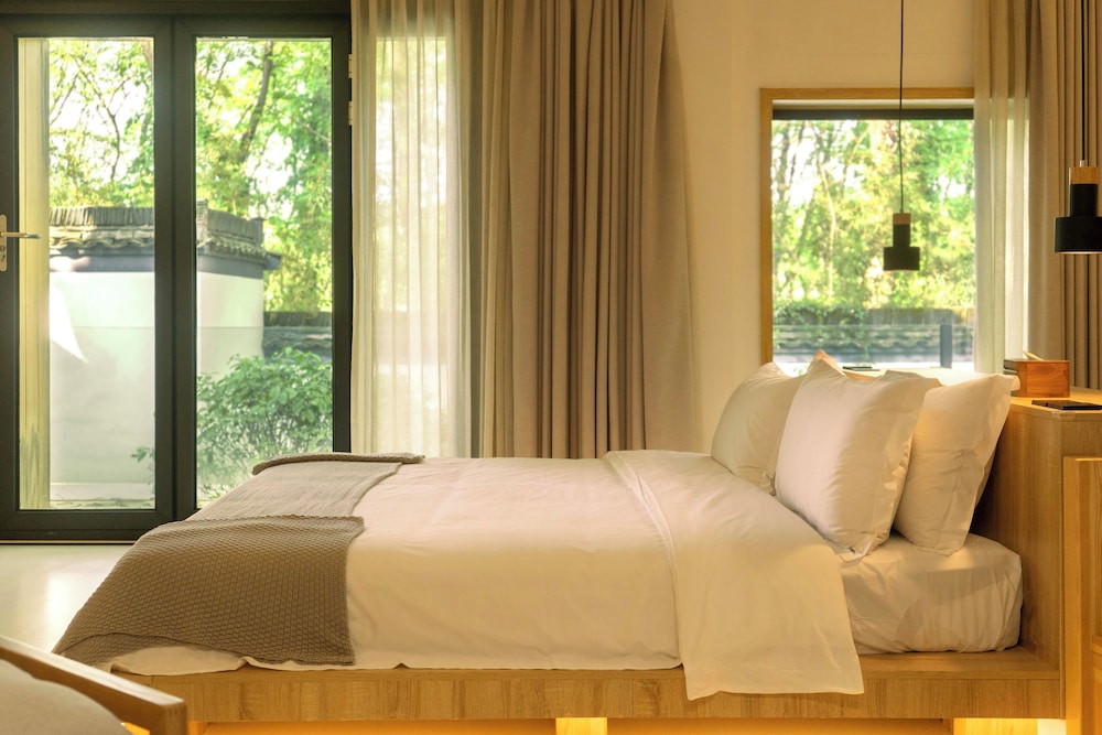 Deluxe Room, Balcony, Courtyard View photo 3