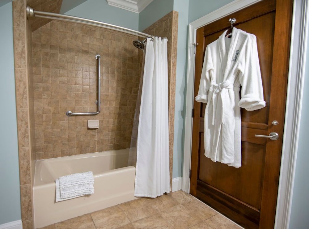 Standard Suite, 1 King Bed, Non Smoking (Masters Suite) photo 3