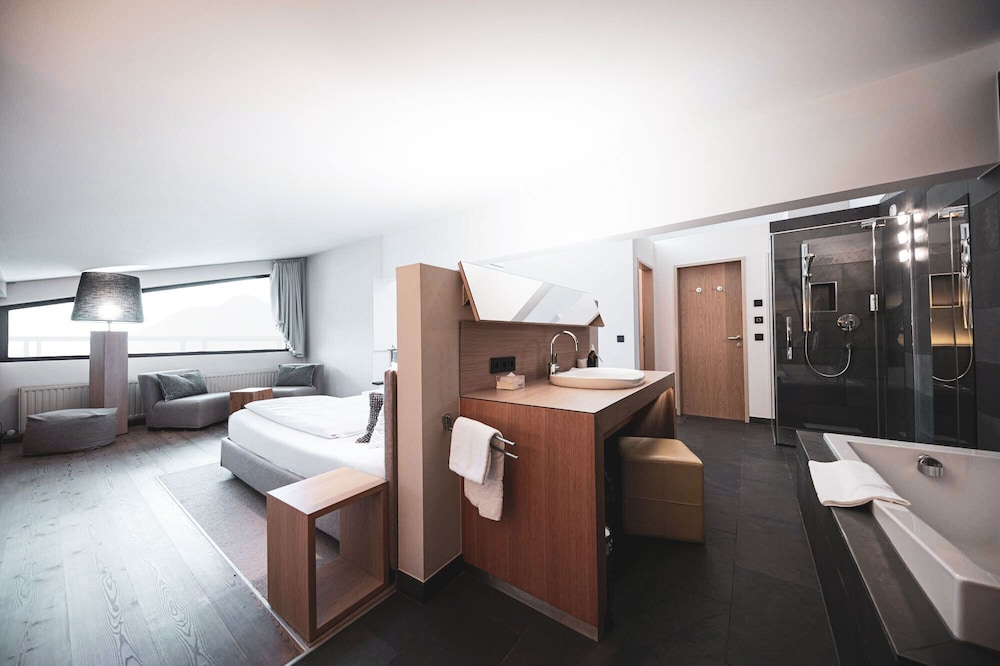 Panoramic Suite (Deluxe) - Photo 2