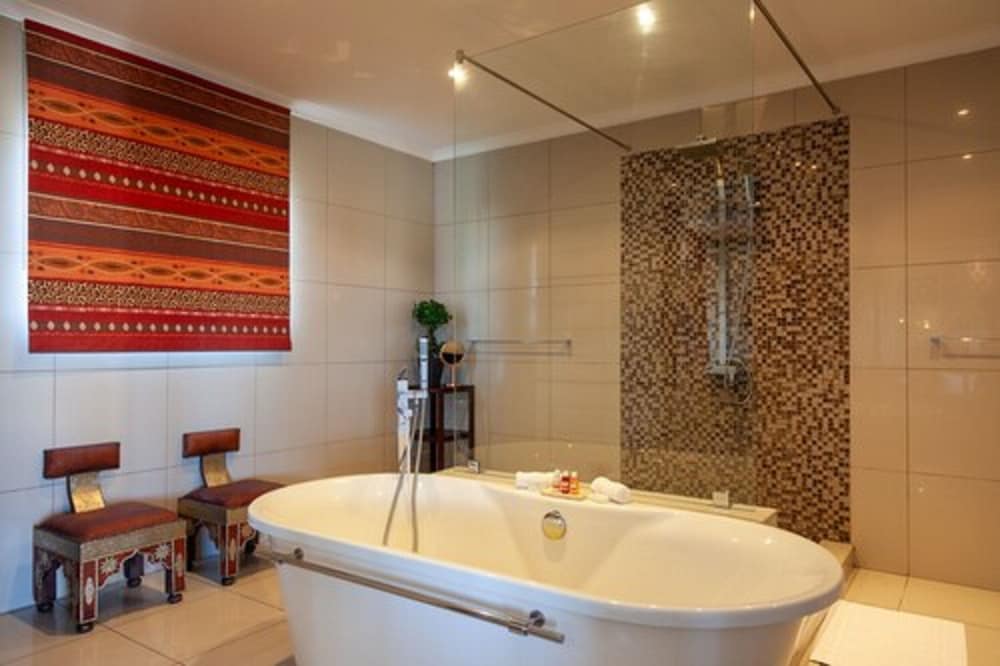 Ambassador Suite (1) - Photo 4