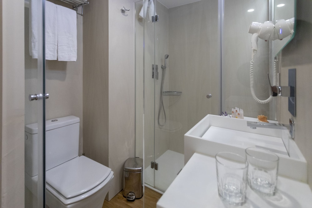 Basic Room (2 Adults) - Photo 6