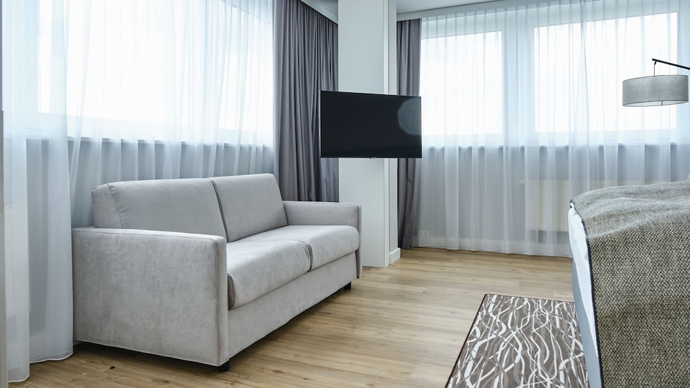 Suite, 1 King Bed thumbnail 5