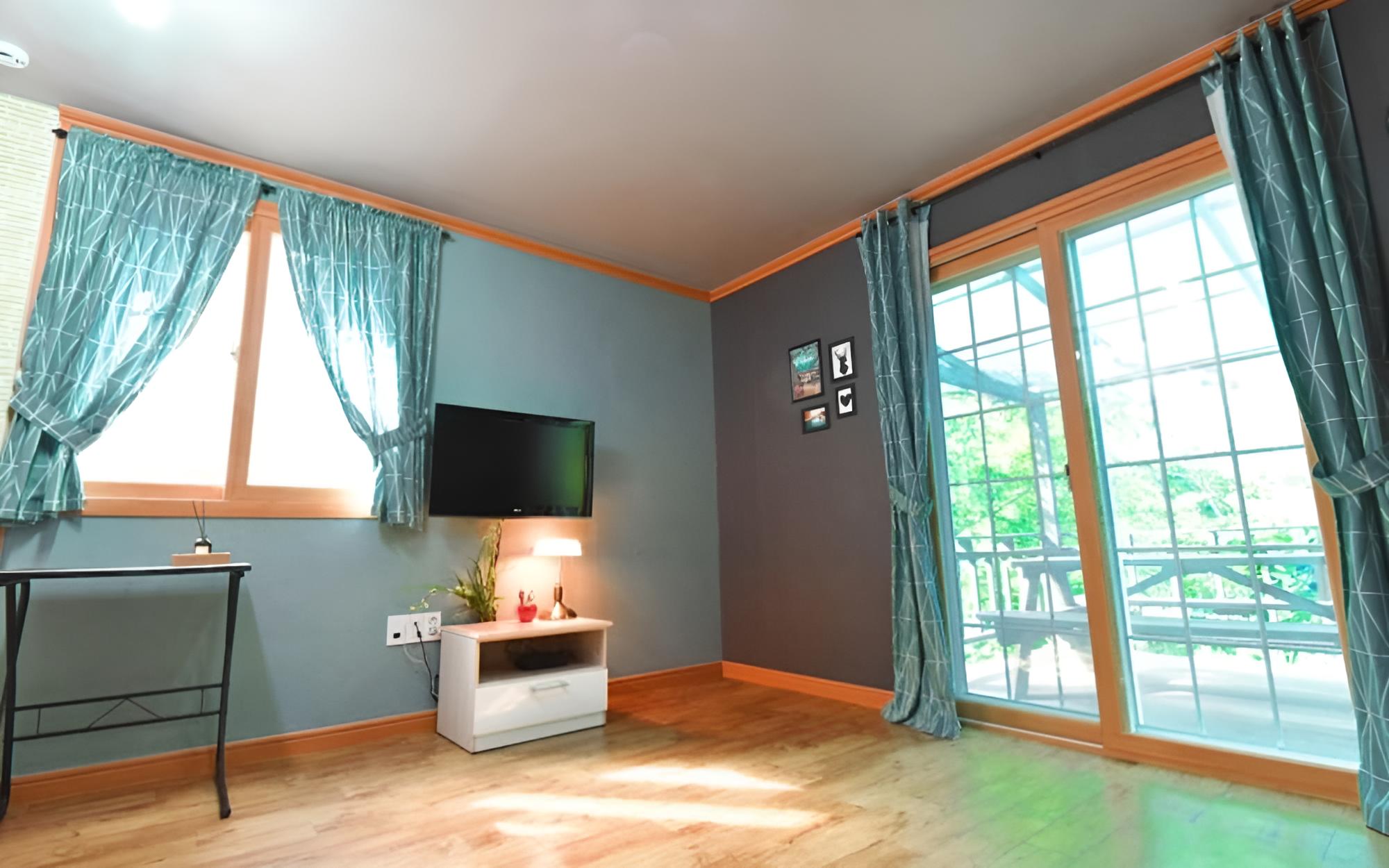 Room (Rabbits and Deers RABBIT DEER)