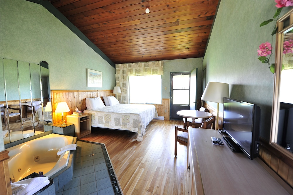 Superior Room, 1 King Bed, Jetted Tub, Pool View (hardwood floors)