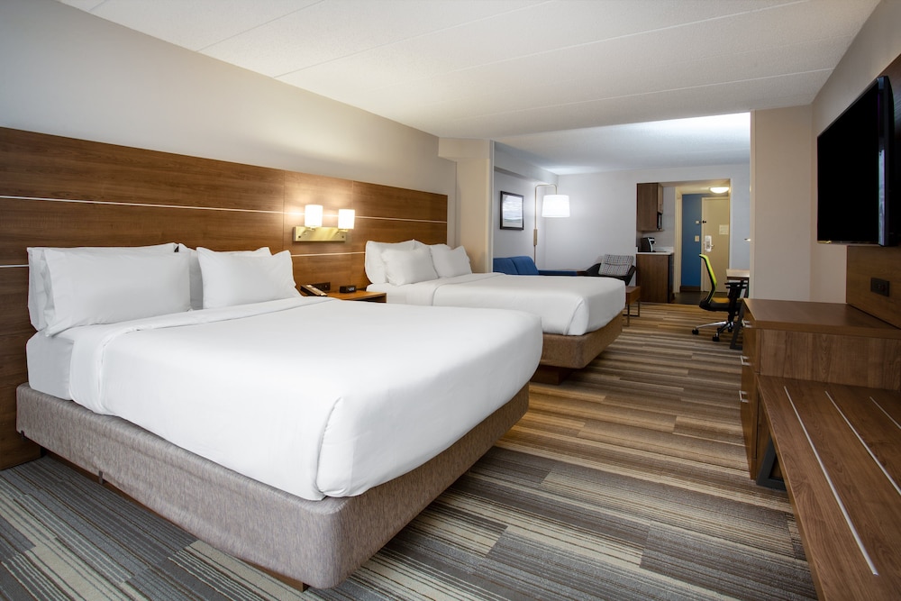 Suite, Multiple Beds (Additional Living Area) - Photo 3