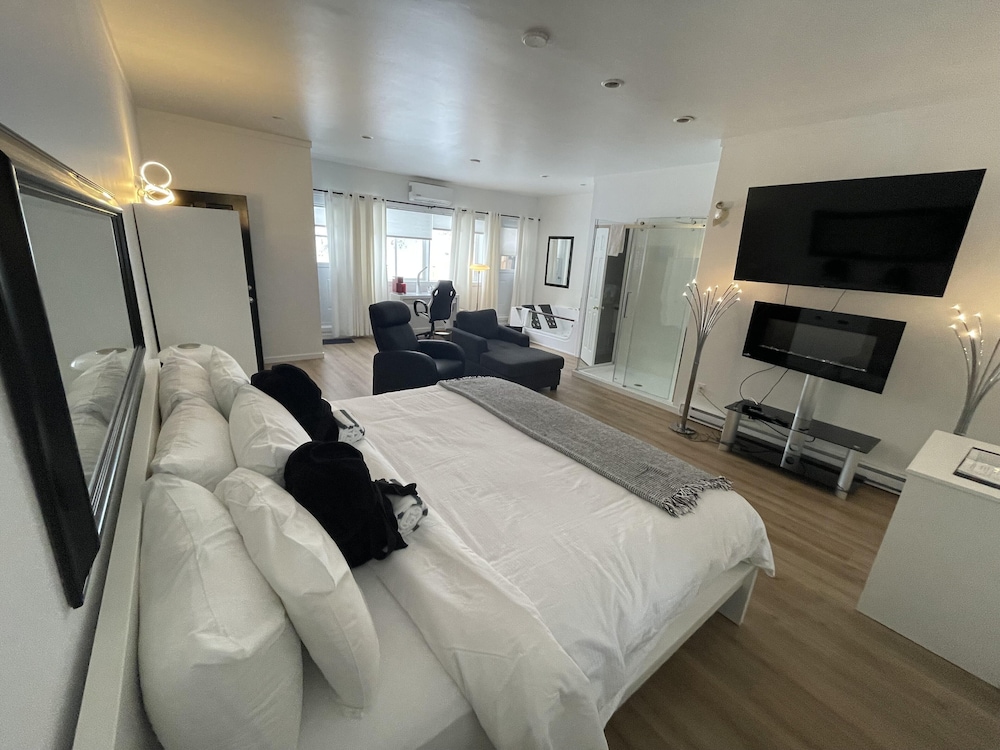 Elite Room, 1 King Bed, Balcony, Mountainside photo 1