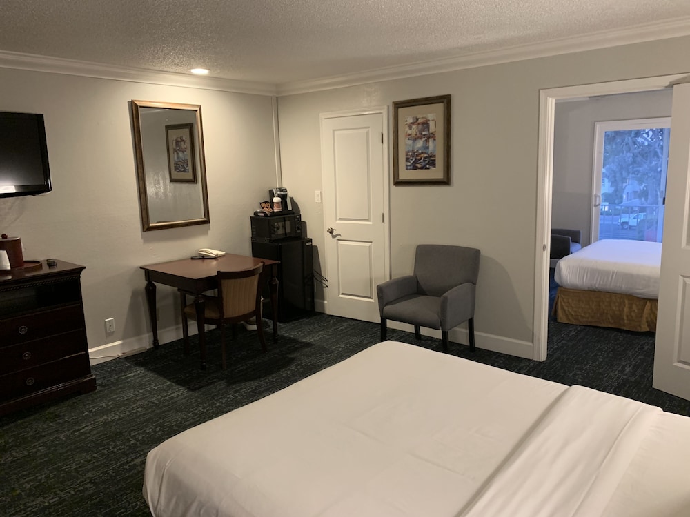 One Bedroom Suite, 2 Queen Beds, Balcony - Photo 2