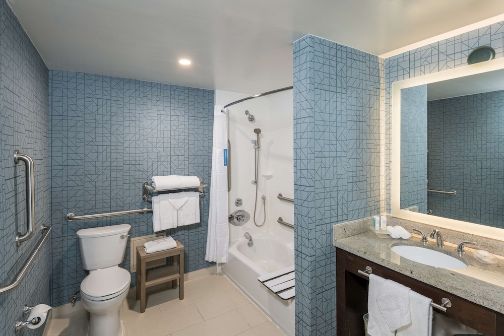 Suite, Multiple Beds, Accessible, Bathtub - Photo 5