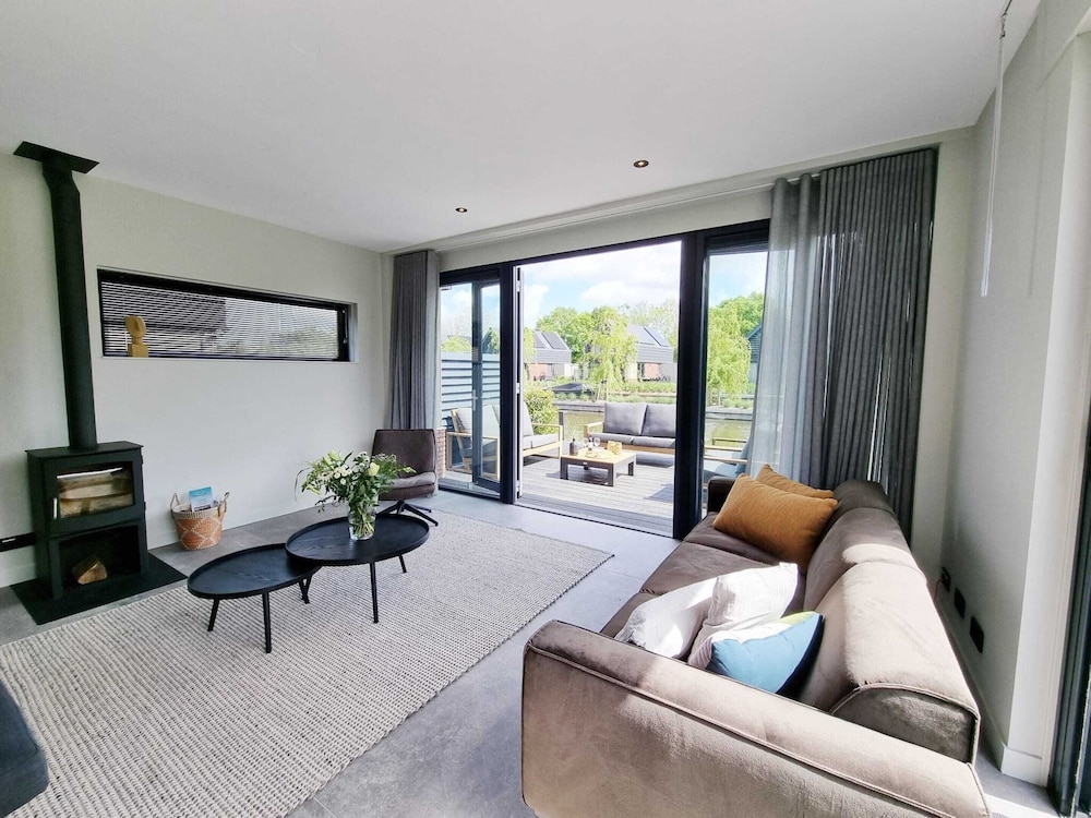 Deluxe House, 4 Bedrooms photo 1