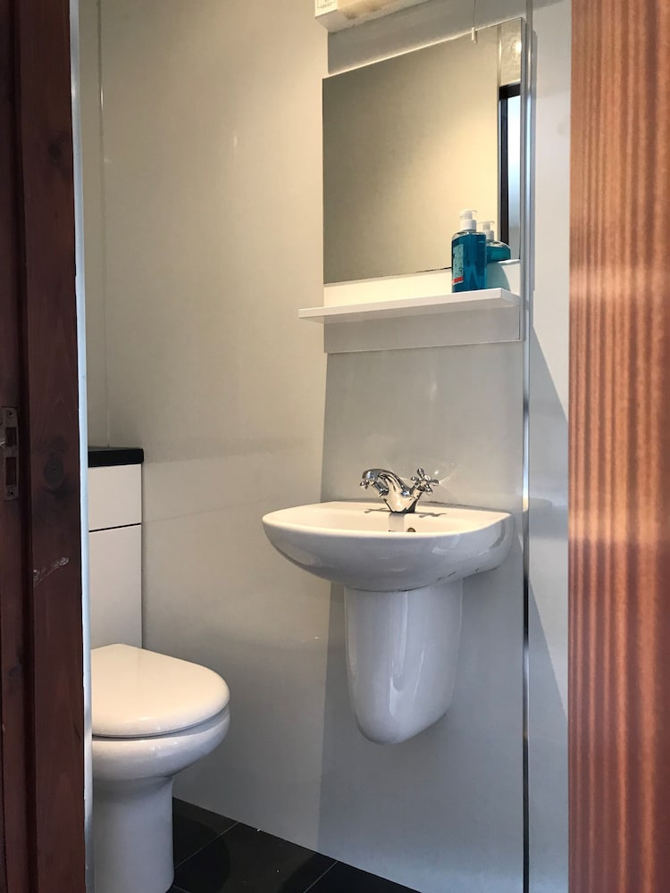 Single Room (with Private Bathroom) photo 2