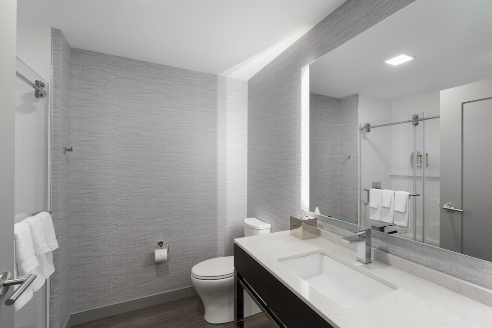 Room, 2 Queen Beds, Roll-in Shower (Communications, Mobility) - Photo 6