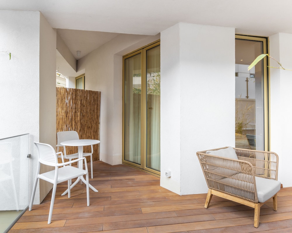 Superior Studio, 1 King Bed, Terrace - Photo 4