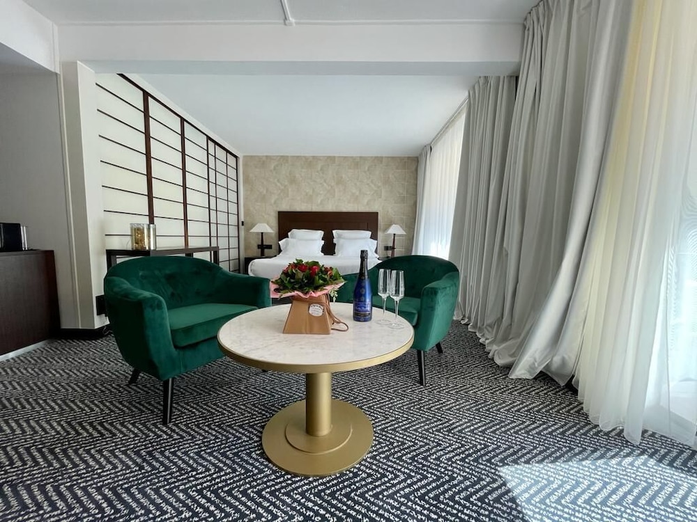 Suite, 1 King Bed - Photo 6