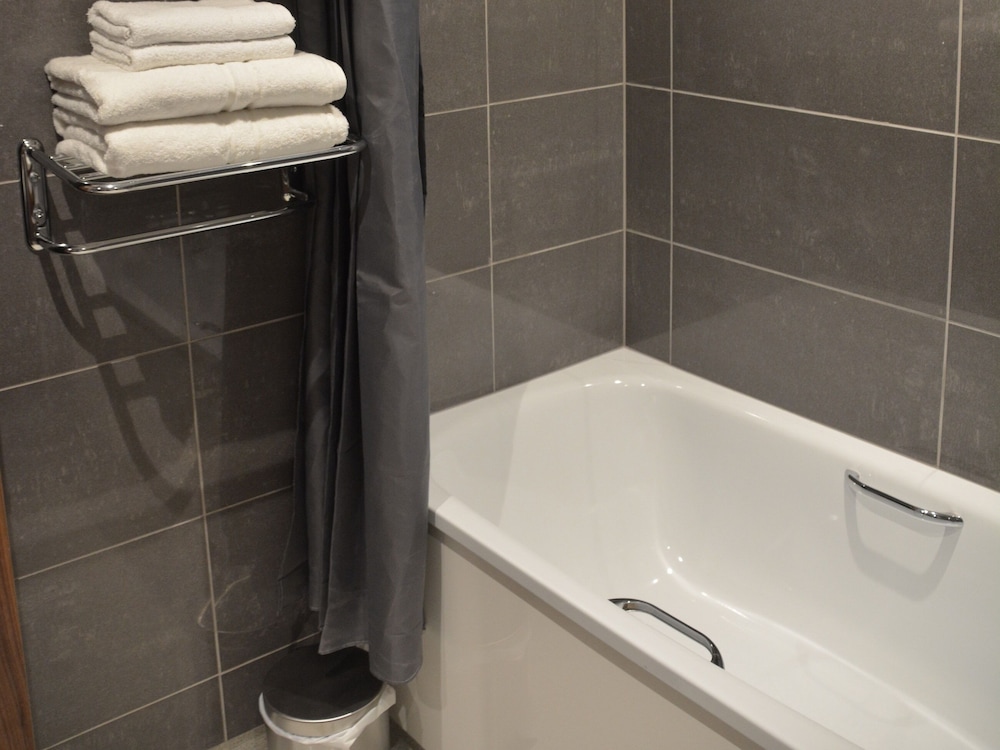 Suite, Ensuite photo 2