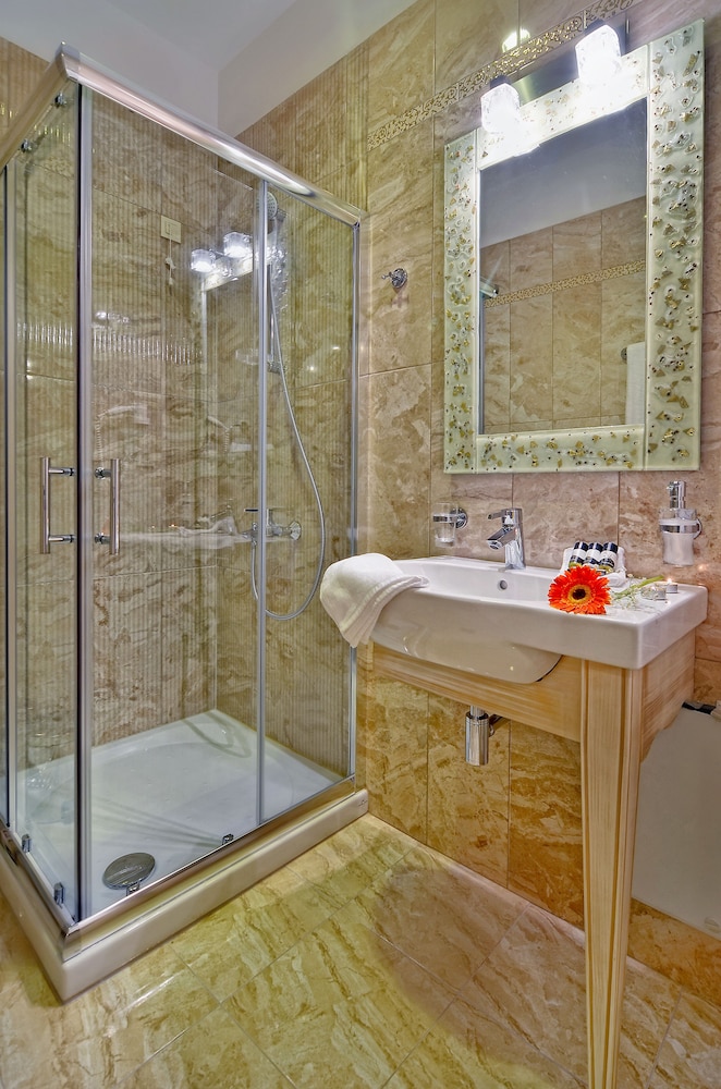 Deluxe Room - Photo 19