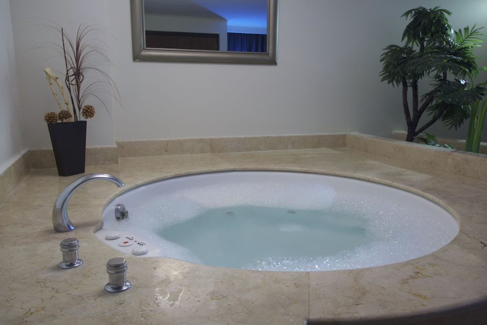 Executive Suite, 1 King Bed, Non Smoking thumbnail 5