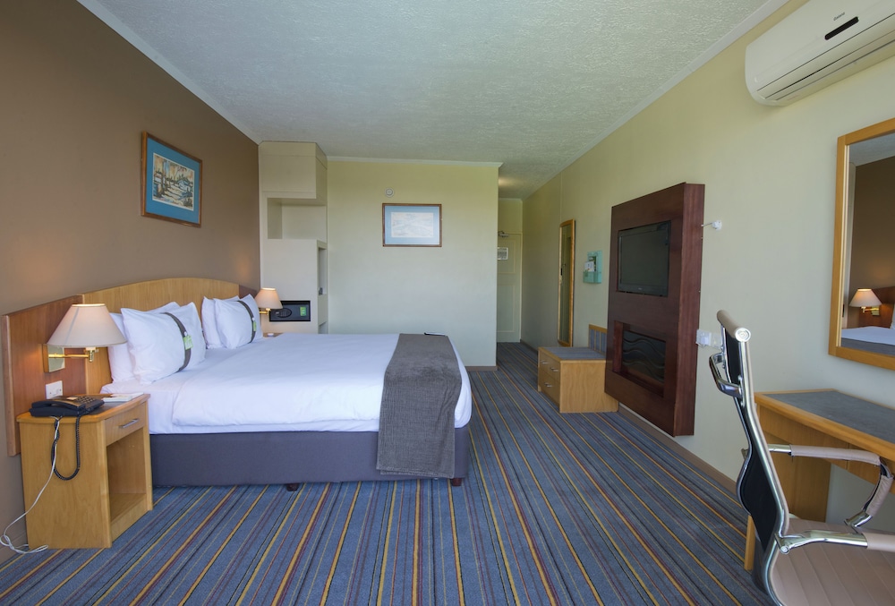 Premium Room, 1 King Bed, Smoking - Photo 6