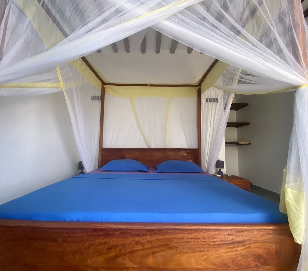 Standard Room, 1 King Bed, Private Bathroom, Courtyard View photo 1
