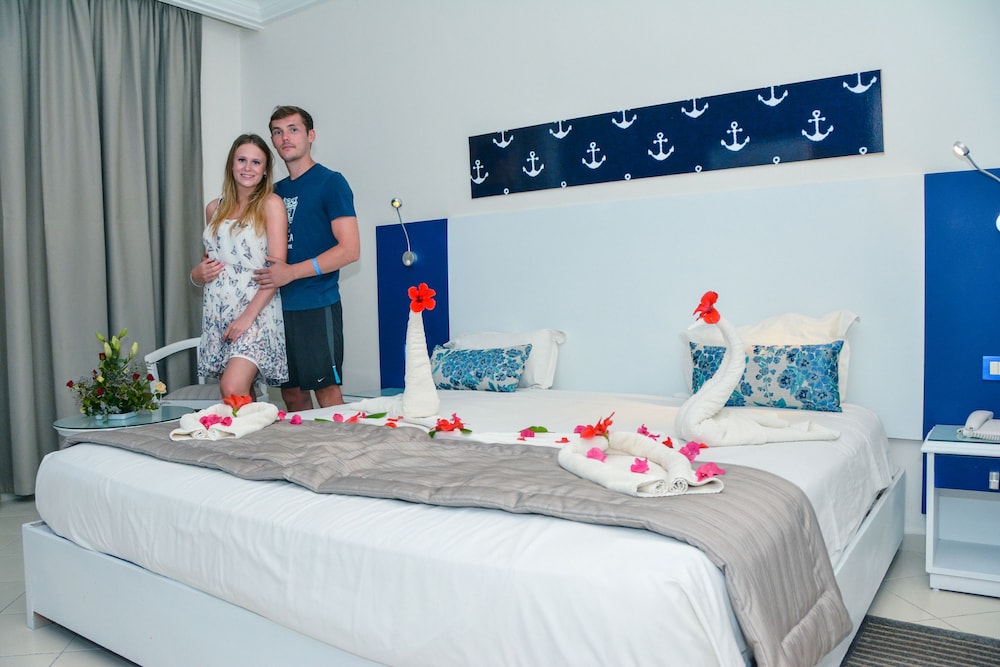Double Room, Garden View thumbnail 5