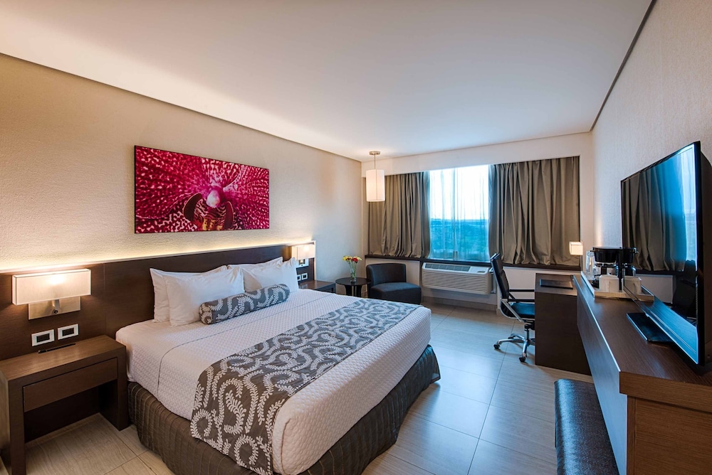Standard Room, 1 King Bed, Pool View photo 3