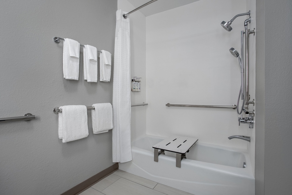 Standard Room, 1 King Bed, Accessible (Comm) - Photo 3