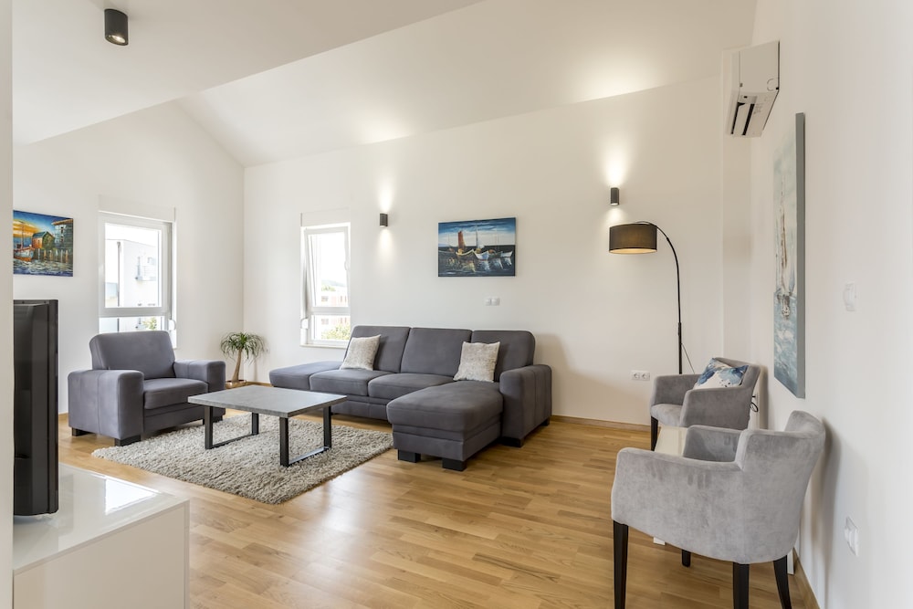 Luxury Penthouse, 3 Bedrooms, Terrace, Sea View (H6)