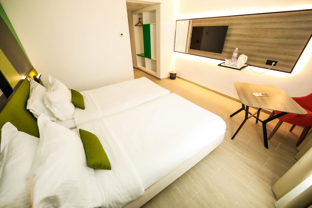 Standard Room, 1 Double or 2 Twin Beds - Photo 4